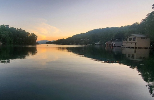 On the Water At Lake Burton! Private Dock! Canoe and Kayaks Included!