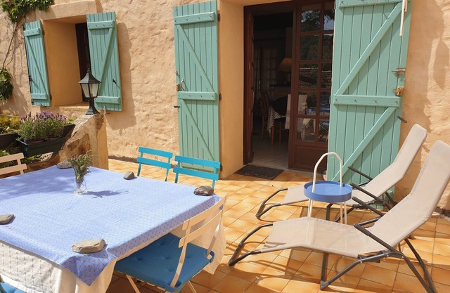 On vacation with the dog? House with enclosed garden in the center of Roquebrun.