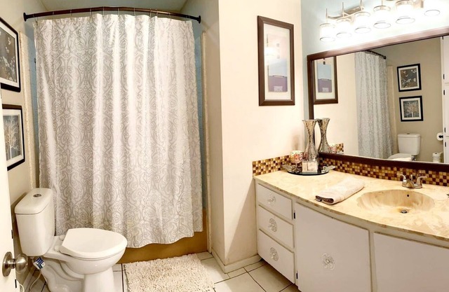 On your visit to Texarcana Tx. Stay in this beautiful and spacious room.