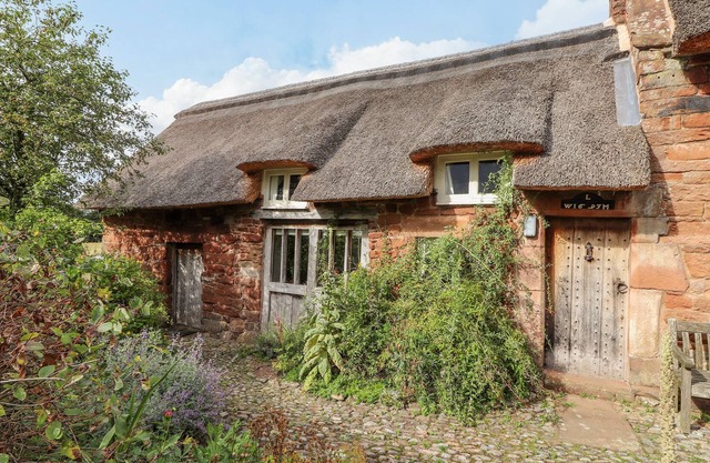ONA ASH, pet friendly, character holiday cottage in Kirkoswald