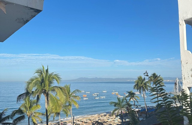 ONE BEACH ST HOTEL -Beach Front1BD/1BA Fabulous Views in ZONA ROMANTIC