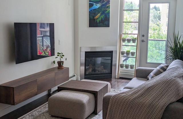 One Bed and Bath Apartment in South Downtown - 10min Walk to Stampede Grounds