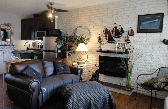 Una cama, con cocina americana, baño y espacio de muelle.