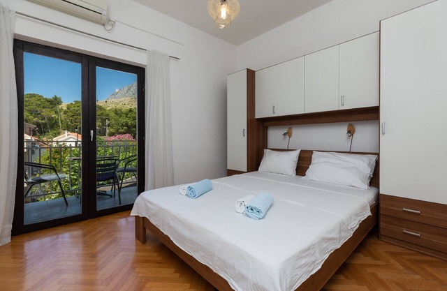 Apartamento de una habitación con balcón y vista al mar Lokva Rogoznica, Omis (A-2973-d)
