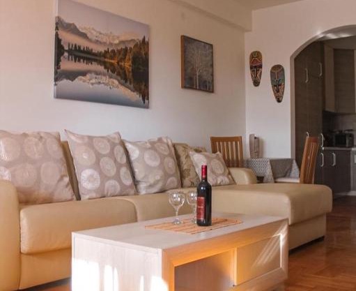 One bedroom apartament with sea view and private parking