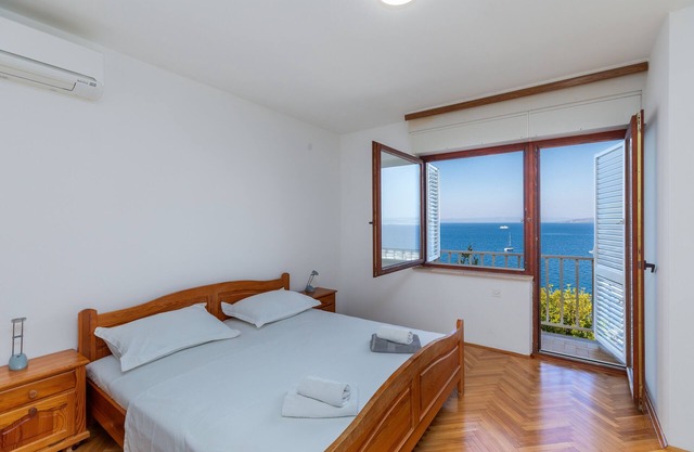 Apartamento de una habitación en la playa Bratus, Makarska (A-22135-b)