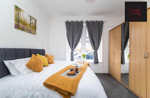One Bedroom Apartment by Klass Living Serviced Accommodation Coatbridge - Albion Apartment with Wifi and Parking
