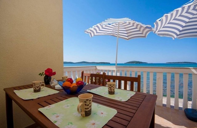 Apartamento de una habitación en la playa Krapanj, Sibenik (A-18004-a)