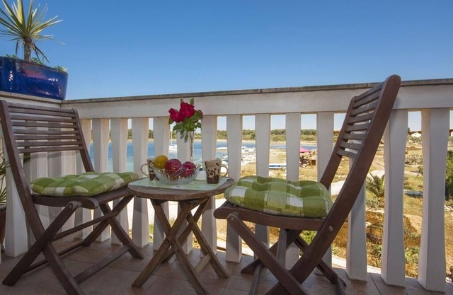 Apartamento de una habitación en la playa Krapanj, Sibenik (A-18004-b)