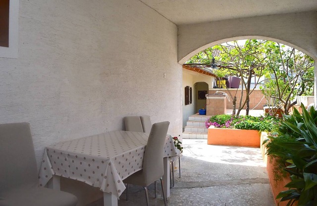 One bedroom apartment with terrace Lukoran, Ugljan (A-23830-a)