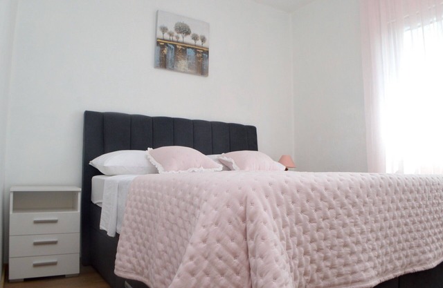 One bedroom apartment with balcony and sea view Lukoran, Ugljan (A-23830-c)