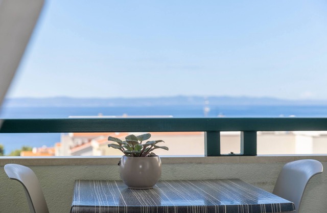 Apartamento de una habitación con balcón y vista al mar Makarska (A-6632-a)