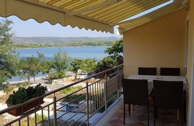Apartamento de una habitación en la playa Veli Rat, Dugi otok (A-437-a)