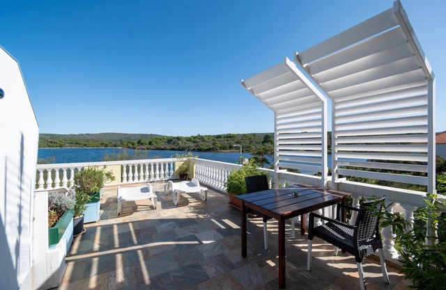 Apartamento de una habitación en la playa Veli Rat, Dugi otok (A-438-b)