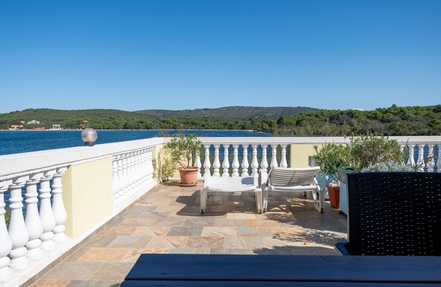 Apartamento de una habitación en la playa Veli Rat, Dugi otok (A-438-c)