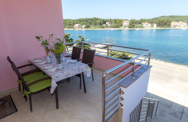 Apartamento de una habitación en la playa Veli Rat, Dugi otok (A-11525-b)