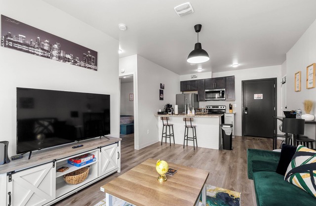One Bedroom apartment In Midtown W/ Balcony
