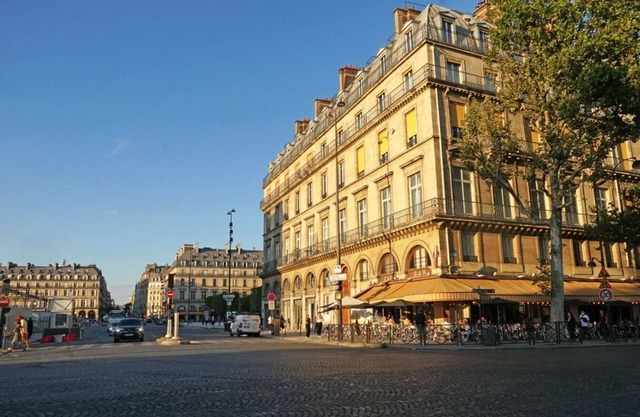 One bedroom apartment in front of Louvre