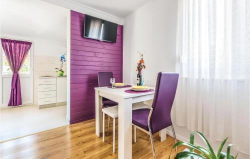 One-Bedroom Apartment In Ostrvica