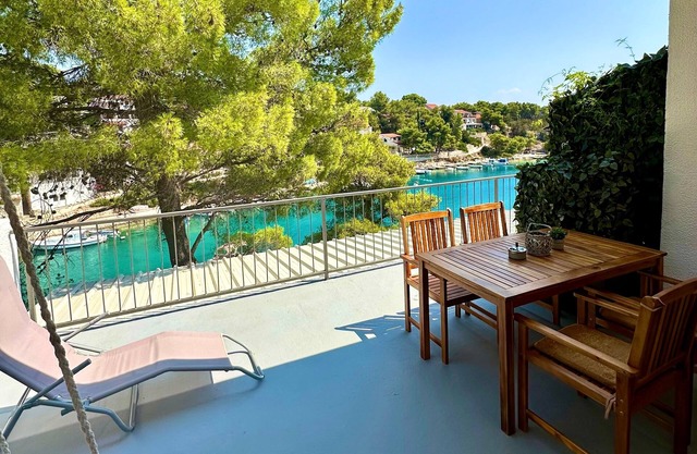 Apartamento de una habitación en la playa Basina, Hvar (A-24120-a)