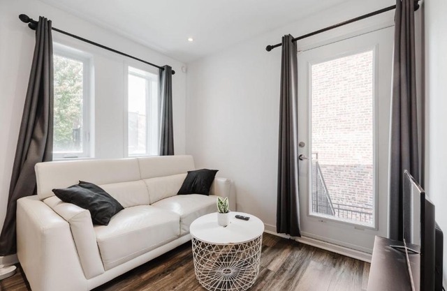 One bedroom apartment near downtown 302