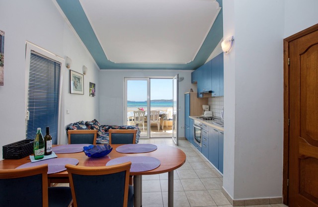 Apartamento de una habitación en la playa Brodarica, Sibenik (A-15270-f)