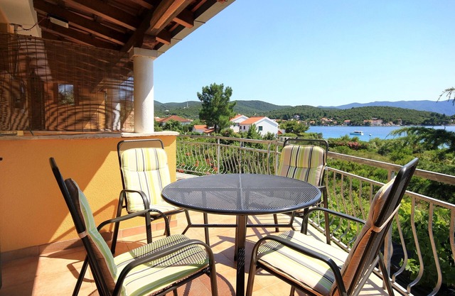 Apartamento de una habitación con terraza y vista al mar Loviste, Peljesac (A-10197-a)