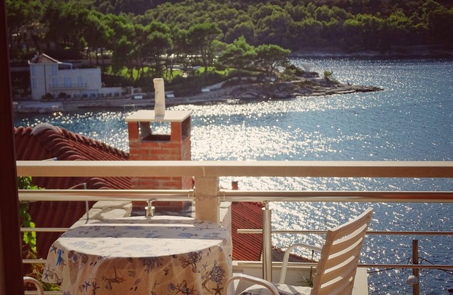 Apartamento de una habitación con balcón y vista al mar Povlja, Brac (A-14399-d)
