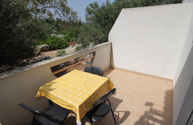 One bedroom apartment with terrace Bozava, Dugi otok (A-8123-b)