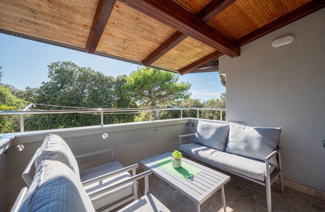 Apartamento de una habitación con terraza y vista al mar Silba (A-17603-a)