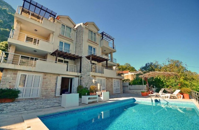One-Bedroom Apartment with Pool and Sea View