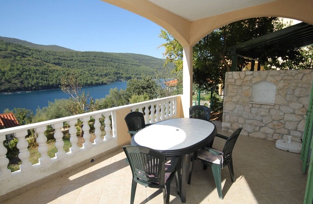 Apartamento de una habitación con terraza y vista al mar Duga Luka (Prtlog), Labin (A-3025-b)