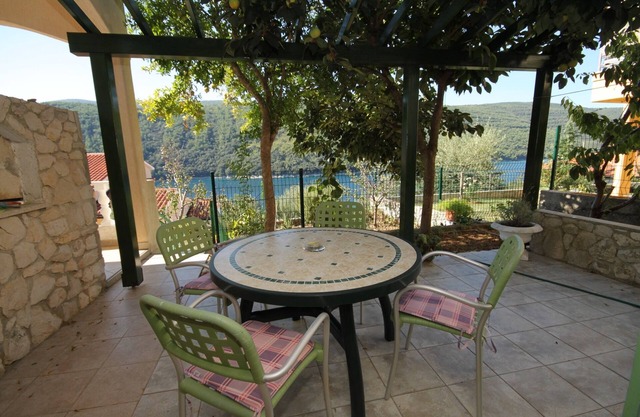 Apartamento de una habitación con terraza y vista al mar Duga Luka (Prtlog), Labin (A-3025-c)