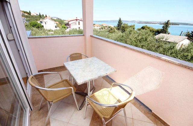 Apartamento de una habitación con terraza y vista al mar Tkon, Pasman (A-6215-b)