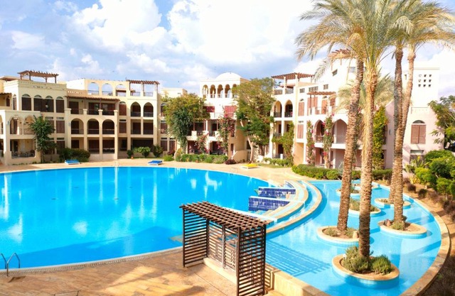 one bedroom apartments aqaba on 2 swimming pool Tala bay