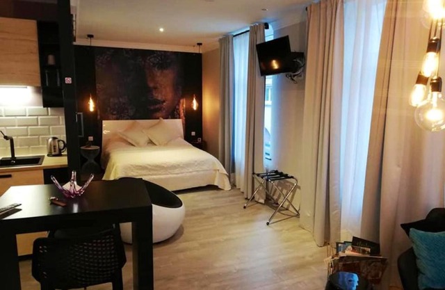 One bedroom appartement with city view balcony and wifi at Hoei