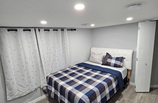 One bedroom basement with lake access in a quite neighborhood