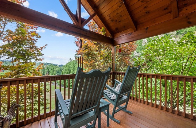 One Bedroom Cabin 43 Acre Retreat Pets OK- Fenced, Private, Views, Internet