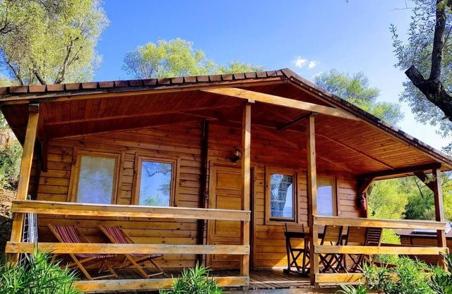 One-bedroom chalet with sea view