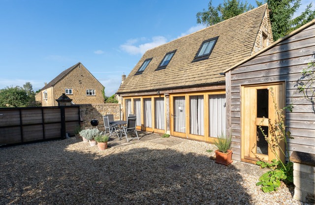 One Bedroom Dog Friendly Cotswold Holiday Cottage - The Cottage at Robins Roost