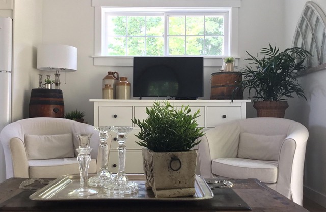 One bedroom fully equipped Mahone Bay luxury cottage