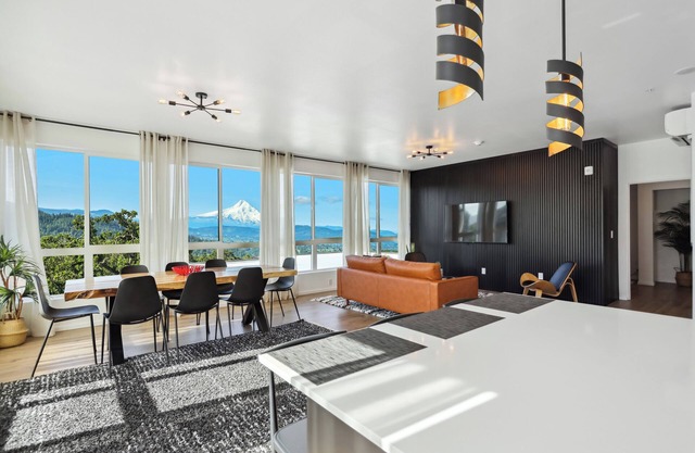One-bedroom honeymoon penthouse, Mt Hood views, downtown White Salmon, suite 16
