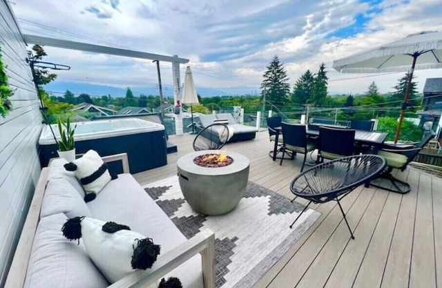 One bedroom in Kits with hot tub and city views
