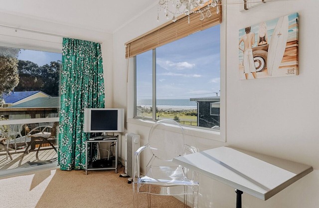 One bedroom studio with kitchenette and sea views