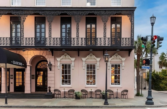 One Bedroom Suite Close to Old Slave Mart Museum! Parking, Outdoor Pool