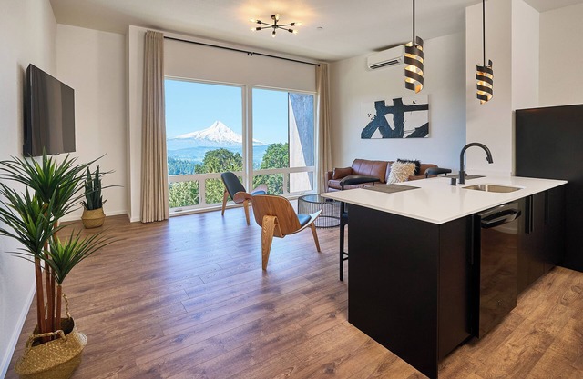 One-bedroom suite, Mt Hood views, downtown White Salmon, suite 28