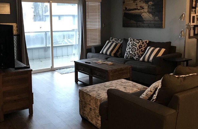 Condominio de un dormitorio superior frente al lago!