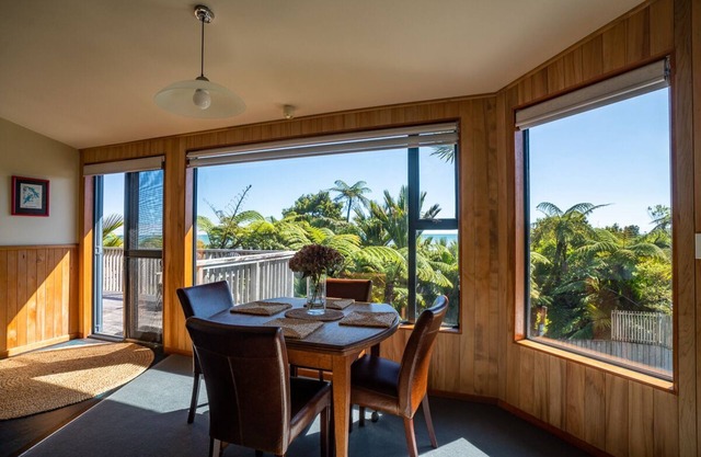 Apartamento de un dormitorio en la planta superior con vistas al mar