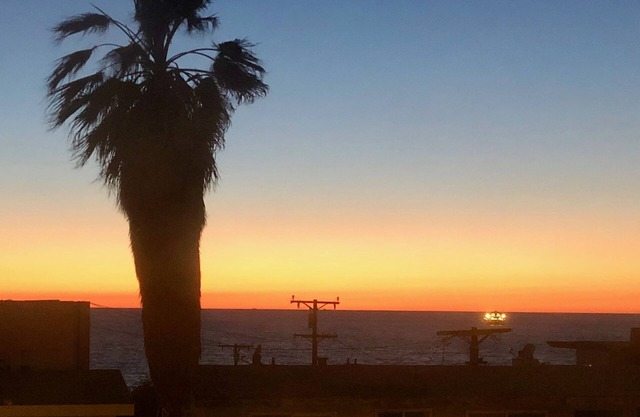 A una cuadra de la playa, restaurantes y tiendas, casa recientemente renovada con agua y vistas a la puesta de sol
