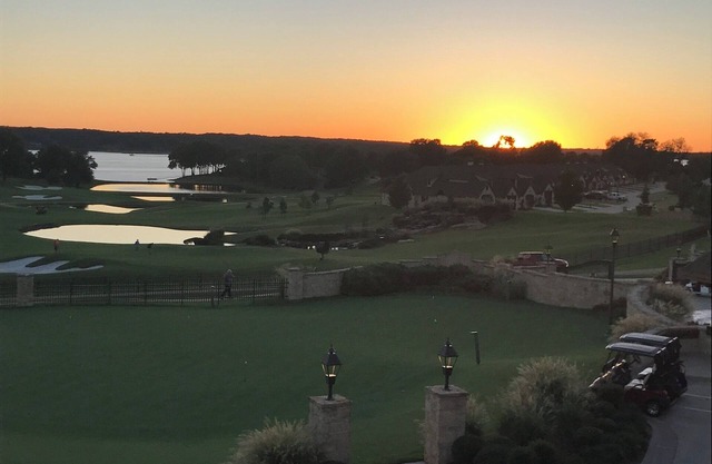 A una cuadra del complejo de golf Shangrila.